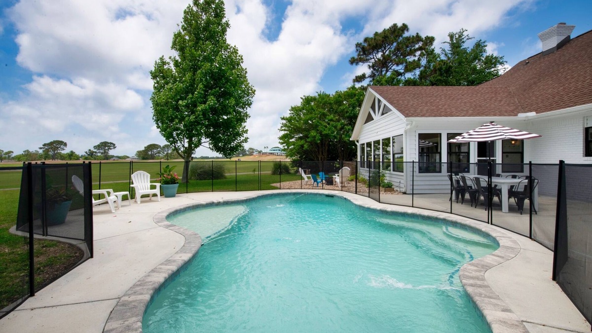 Gulf Breeze House | Spacious 5 BR, Beautiful Sunsets on Golf Course
