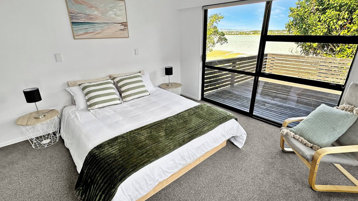 Takanini House | Spacious 5-BR Family Home for 10 Scenic Seaview Retreat in Takanini