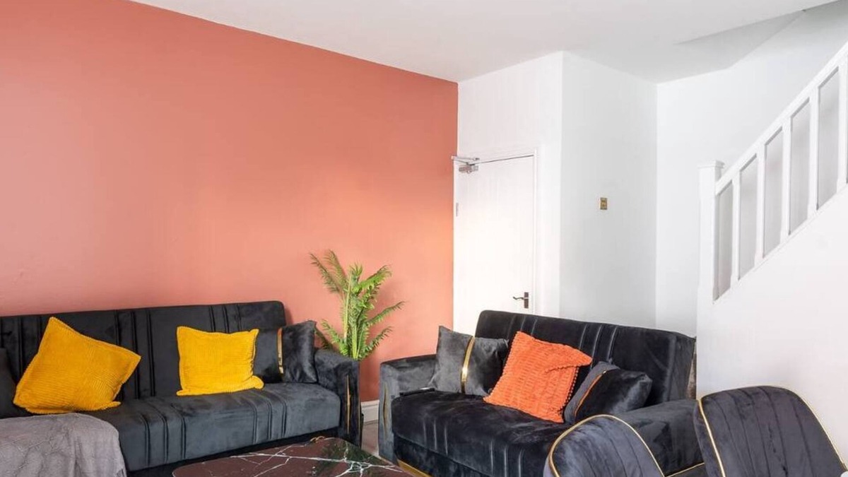 Withington House | Spacious 5-Bed Home with On-Street Parking