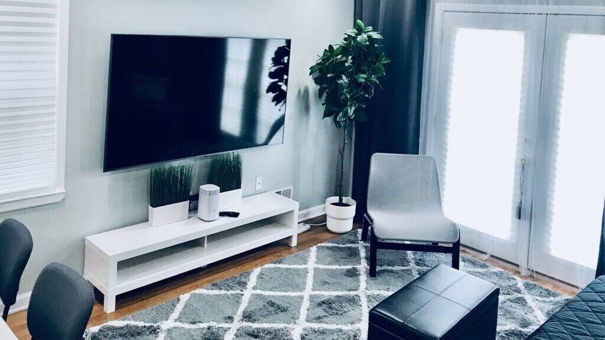 North Bergen House | Spacious 5BDR, 3.5BTH, with 2-car parking. Minutes to Manhattan and EWR Airport!