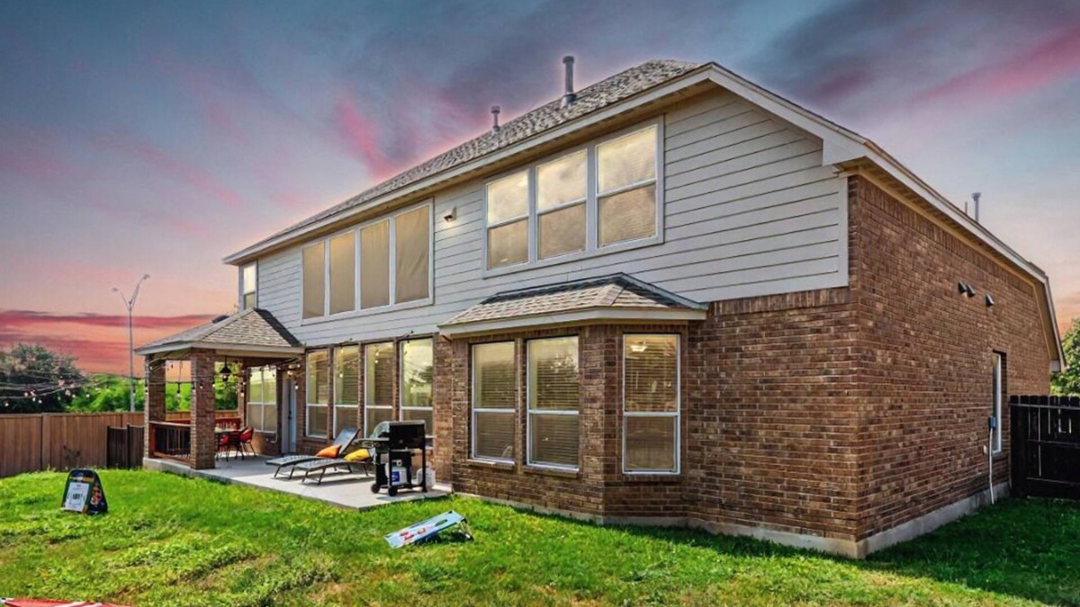 West San Antonio House | Spacious 5bed/3.5bath Private Yard/SeaWorld/BMT/Six Flags