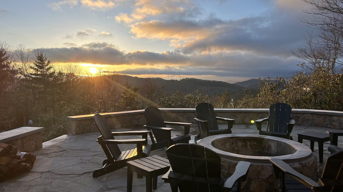 Newland House | Spacious 5BR/4BA/1 level home on 8 acres w/Stunning Views, Hot Tub & Fire Pit