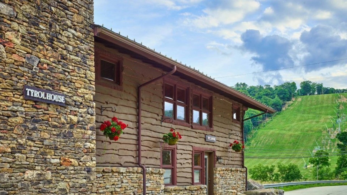 Seven Springs Ski Chalet | Spacious 5BR Chalet w/Kitchen | Ski Lifts + Pools