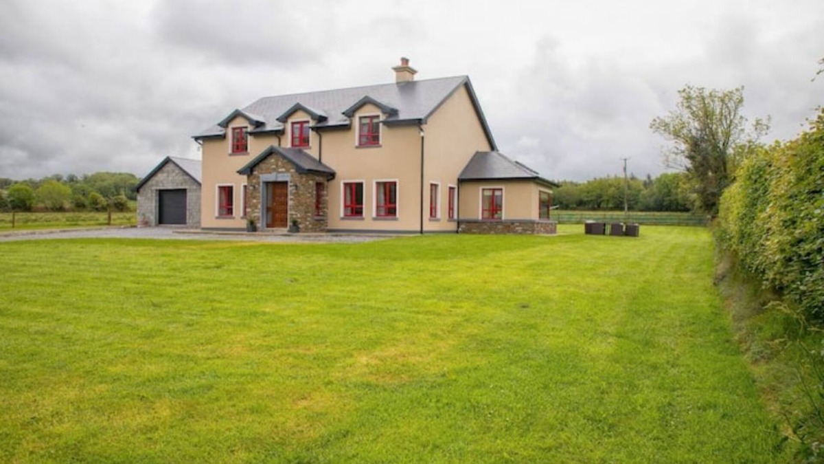 Killarney House | Spacious 5BR Farmhouse Near Killarney – Perfect for Summer Family Holidays