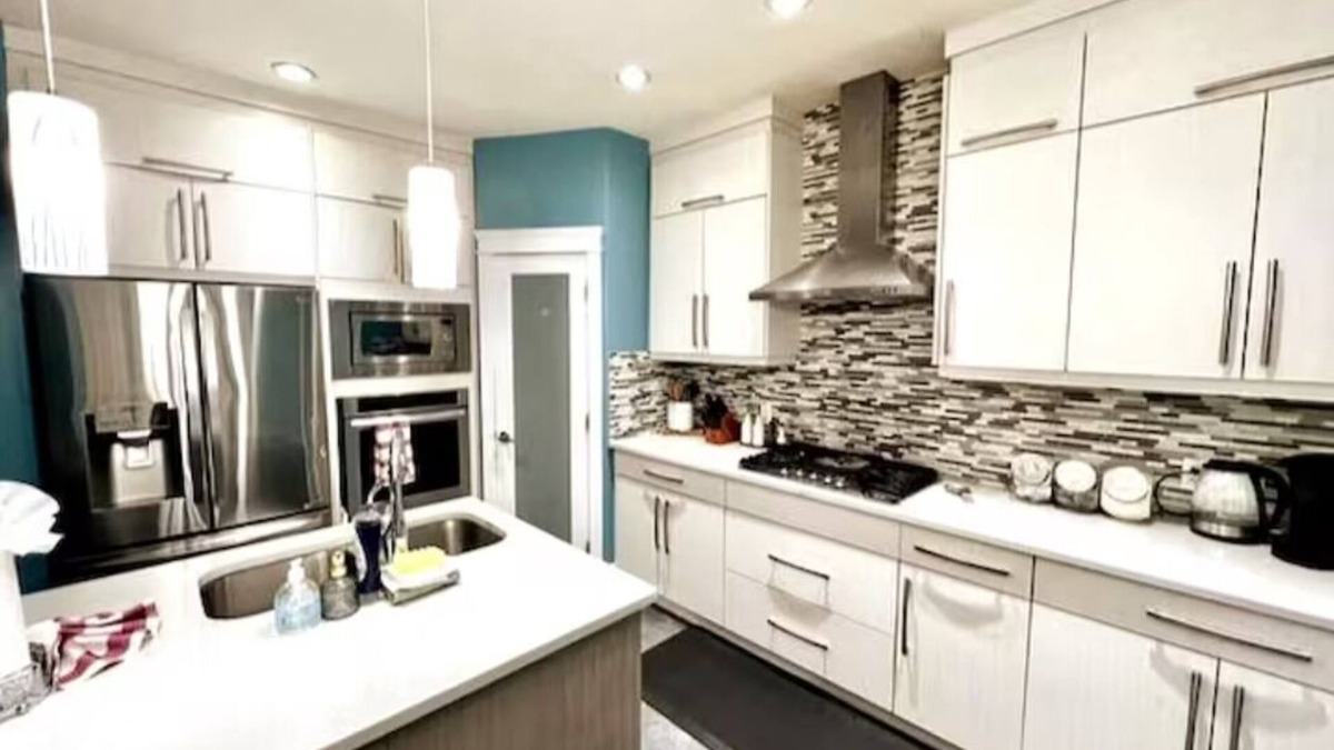 Northwest Edmonton House | Spacious 5BR Home garage parking/sleeps13/Wifi