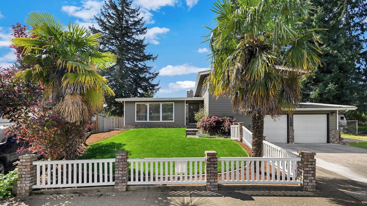 Renton House | Spacious 5BR Retreat w/Sunshine & Lush Green near Bellevue, Seattle and Airport