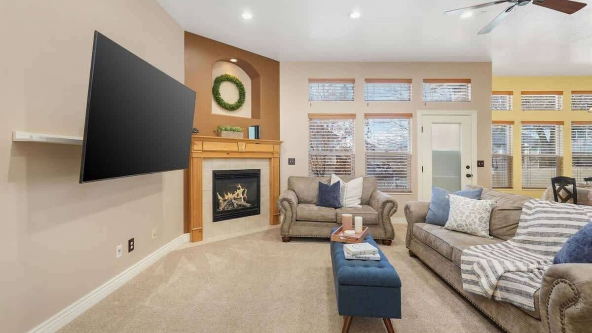 Layton House | Spacious 5BR Retreat with Game Room, PS5 & Garage