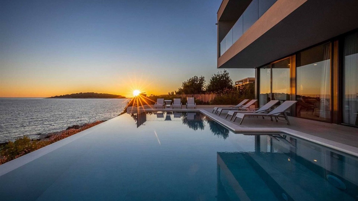 Rogoznica Villa | Spacious 5BR Villa with seawater infinity pool, luxurious stay for 10