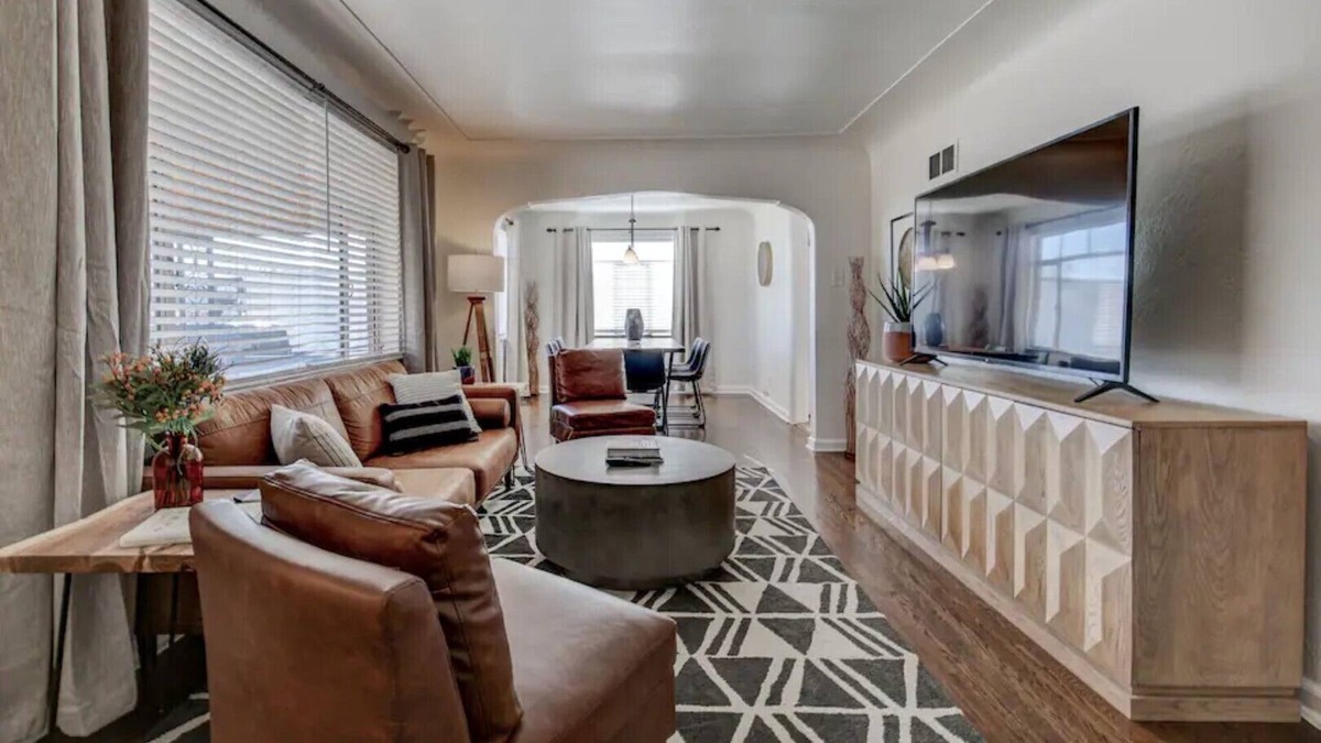 Barths House | Spacious 5BR w/Backyard & Foosball - Dog friendly!