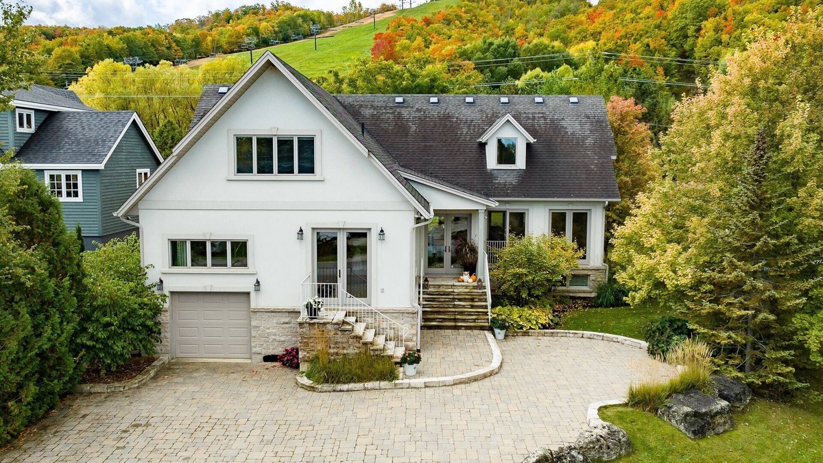 The Blue Mountains House | Spacious 6 bedroom 150m walk to the ski lift. 5 min walk to village (30 day min)
