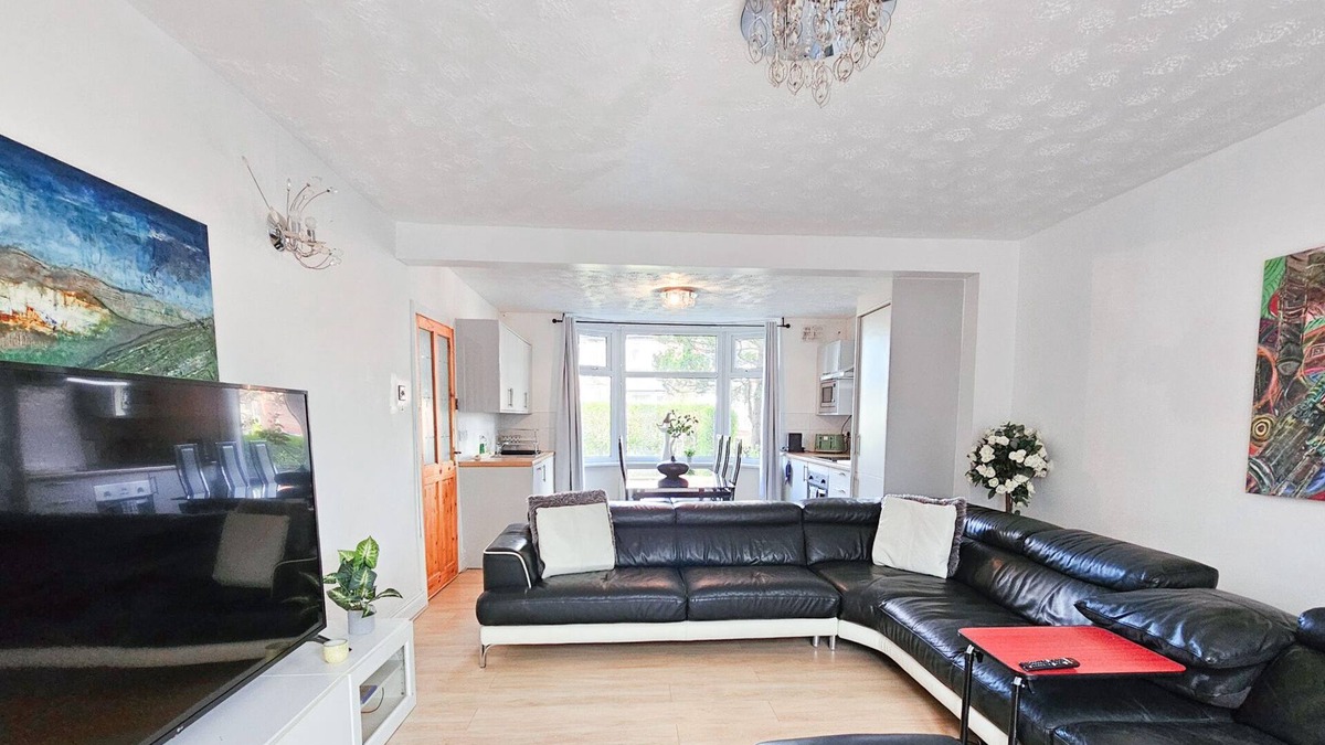 Burnage House | Spacious 6-Bed Home with Driveway