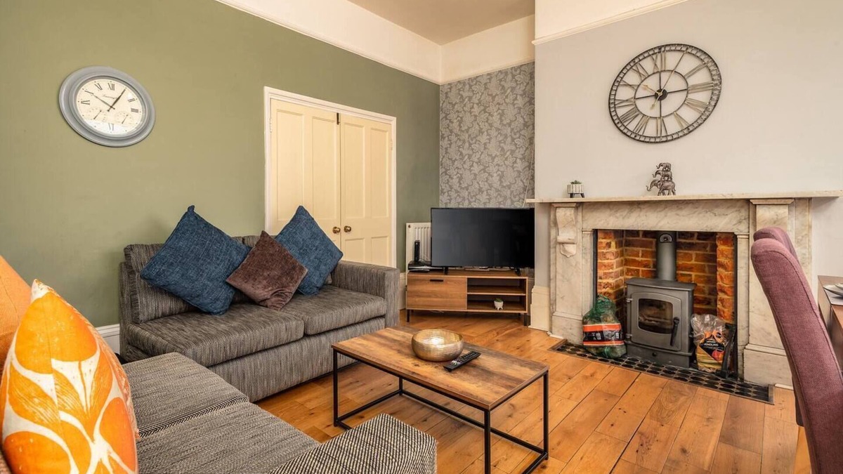 Bedford House | Spacious 6 Bed Home in Central Bedford w Parking