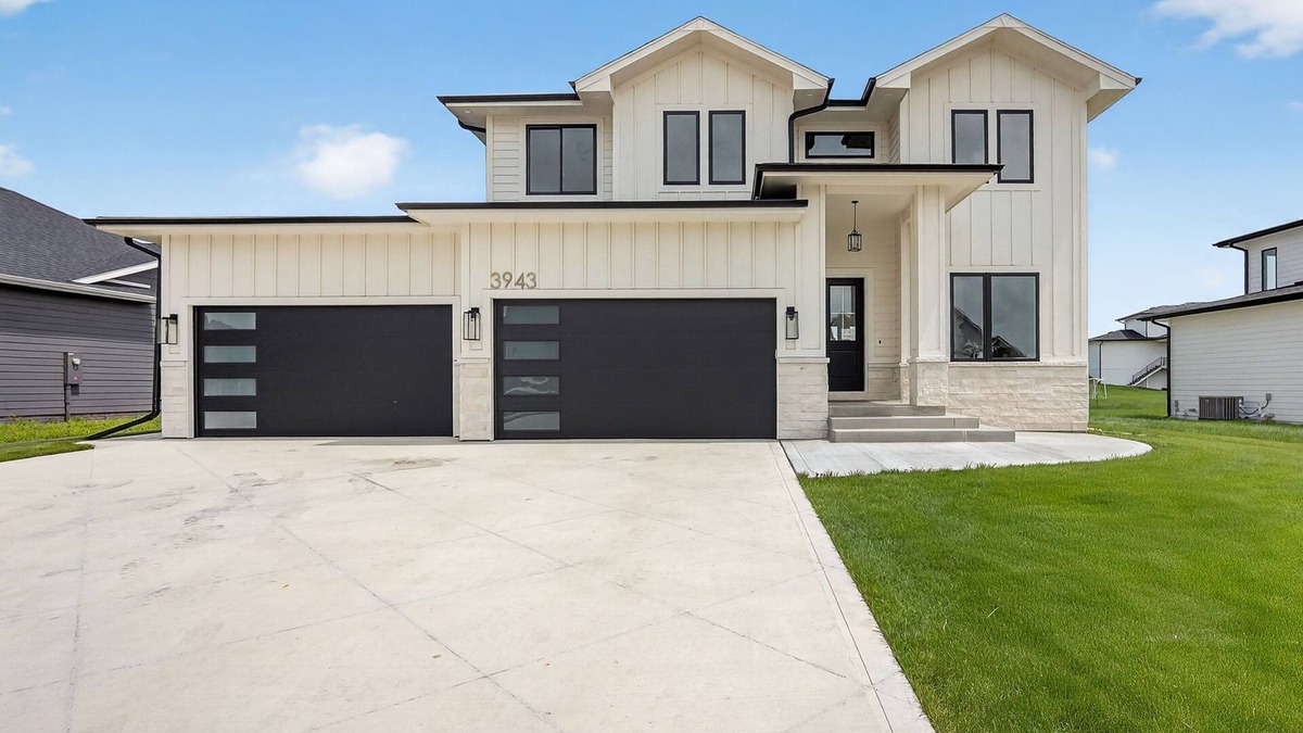 Waukee House | Spacious 6 bed home minutes from Palms Theater, shops and restaurants.