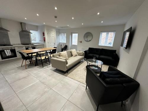 Oxford House | Spacious 6-Bed Home With 4 Parking Spaces