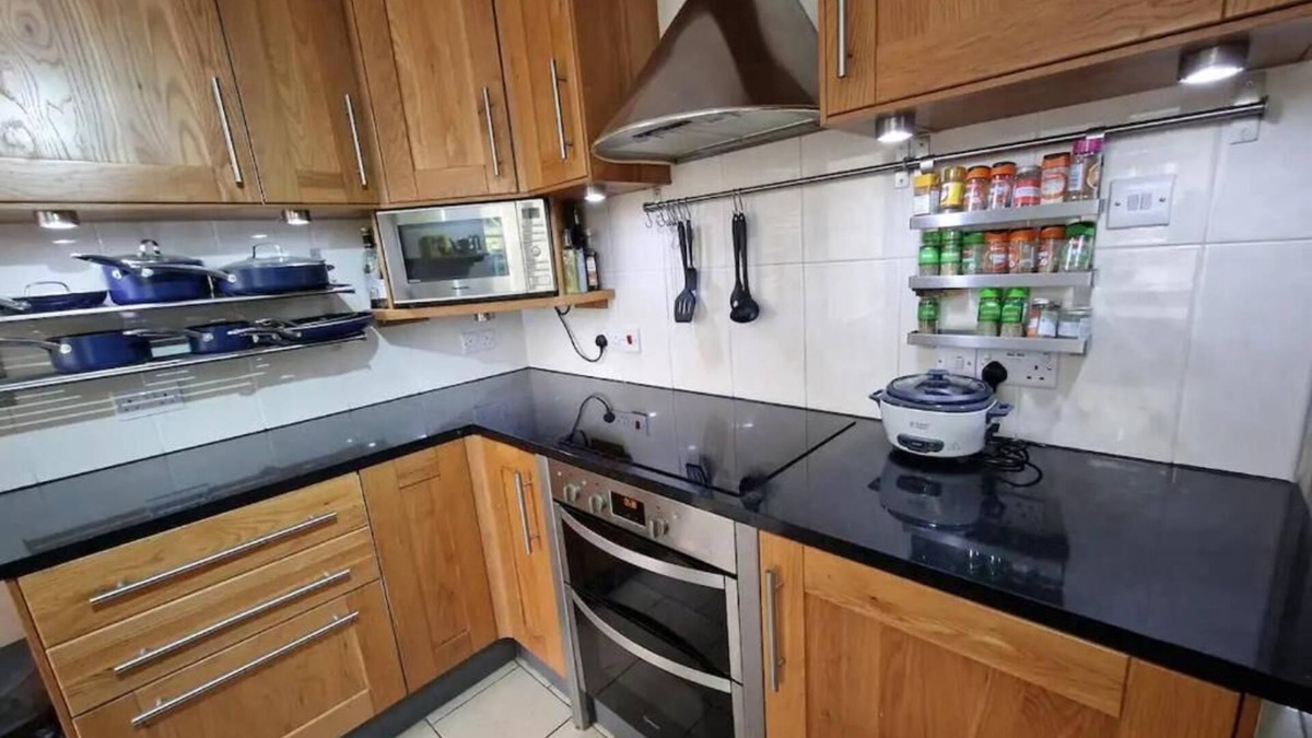 Crawley House | Spacious 6-bed house - 12 mins Gatwick