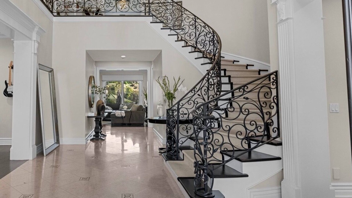 Thousand Oaks House | Spacious 6-bedroom Private Gated Home with WiFi and AC in amazing Thousand Oaks