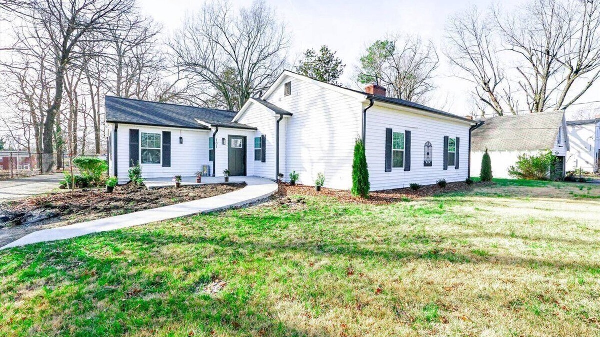 High Point House | Spacious 6-bedroom 4-bathroom House High Point Emerywood