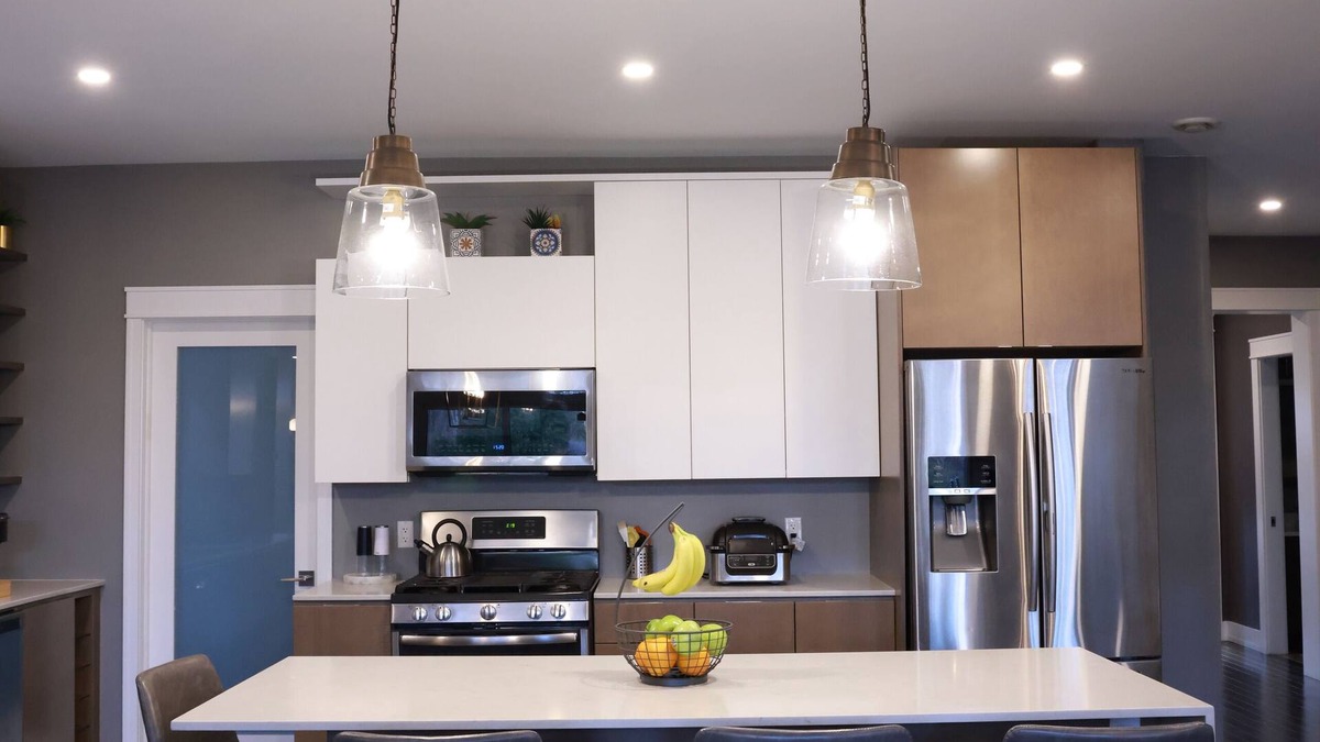 Bedford House | Spacious 6-bedroom bungalow with WiFi, AC in welcoming Bedford