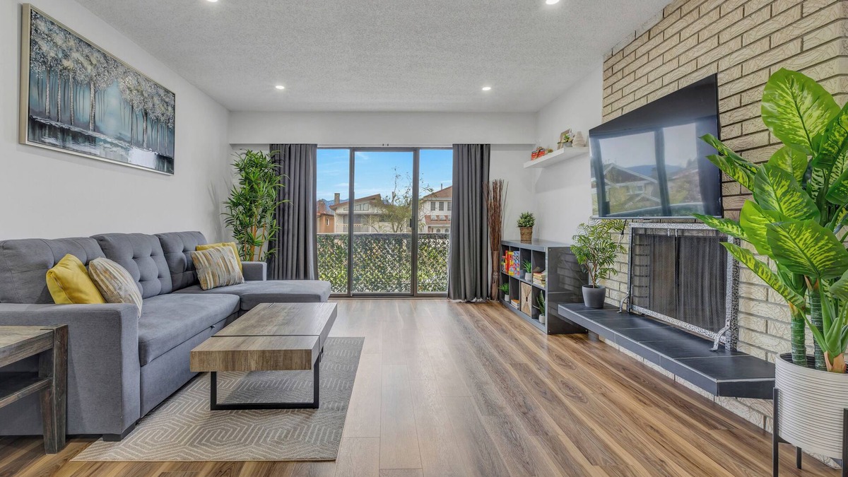 Fraserview House | Spacious 6-bedroom House, Safe area, Free Parking, Central close to Downtown