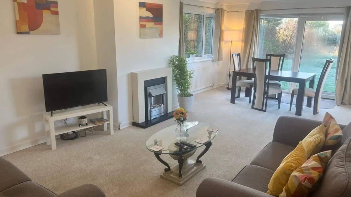 Grantham House | Spacious 6 Bedroom Home in Grantham with Parking