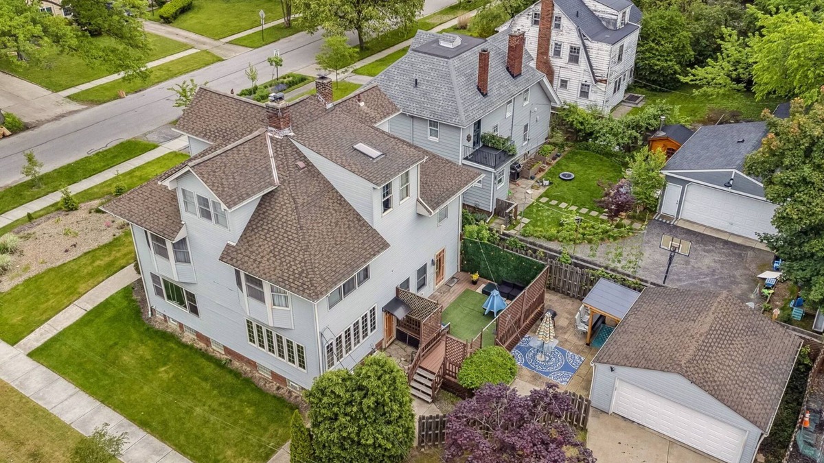 Cleveland House | Spacious 6-bedroom house with Game Room, Outside Bar and tons of Family Fun