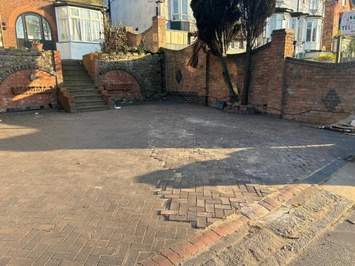 Erdington House | Spacious 6-Bedroom Home Near Aston Parking for 3-Vans 3-Showers 4-WCs M6 J6 City Centre Airport NEC Contractors Groups & Long Stay