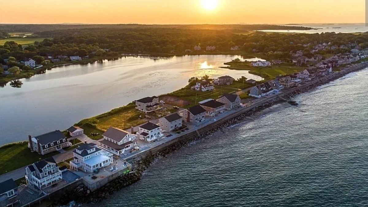 Minot House | Spacious 6-bedroom oceanfront house in awesome Scituate w spectacular views.