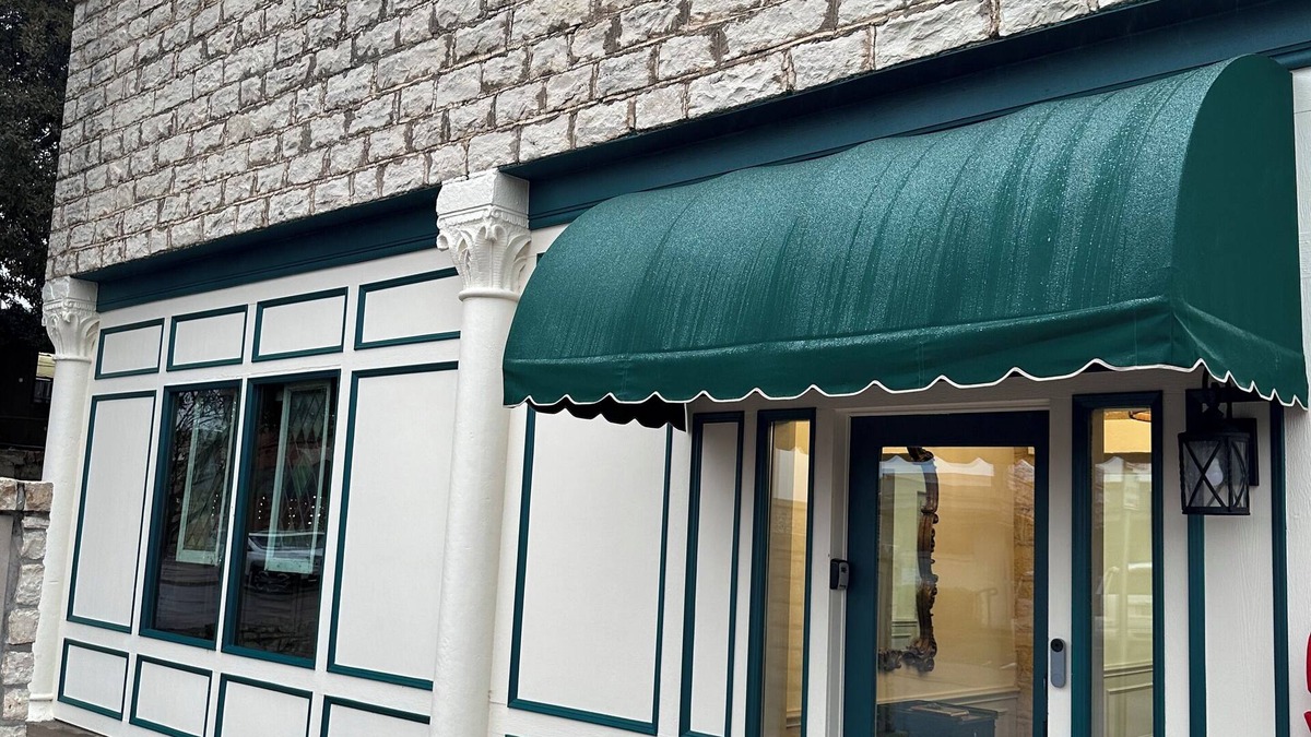 Granbury House | Spacious 6-bedroom remodeled historic cottage steps to Granbury Square. Fab!