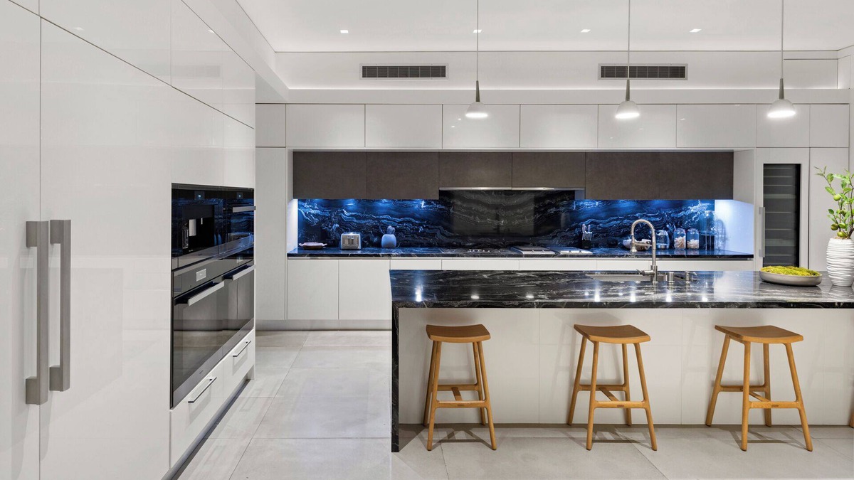 Trousdale Estates Villa | Spacious 6-bedroom villa in delightful Los Angeles with AC, WiFi, fitness room