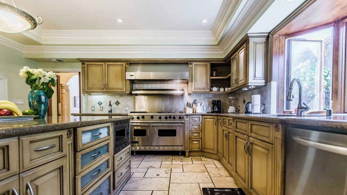Tarzana Villa | Spacious 6-bedroom villa LAVISH RESORT