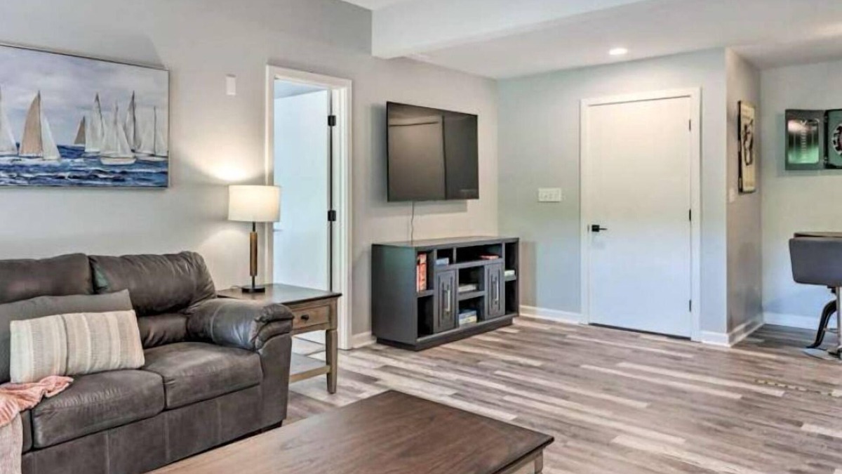 Osage Beach House | Spacious 6-bedroom house in charming Osage Beach with AC, WiFi