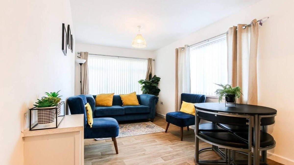 Newcastle-upon-Tyne House | Spacious 6 Bedroom in Forest Hall Modern Comfort with Excellent Transport Links