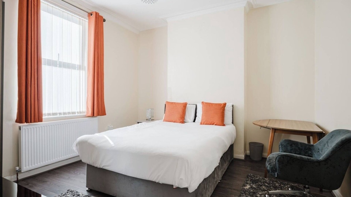 Clayton House | Spacious 6BD Retreat: Homely Comfort and Garden