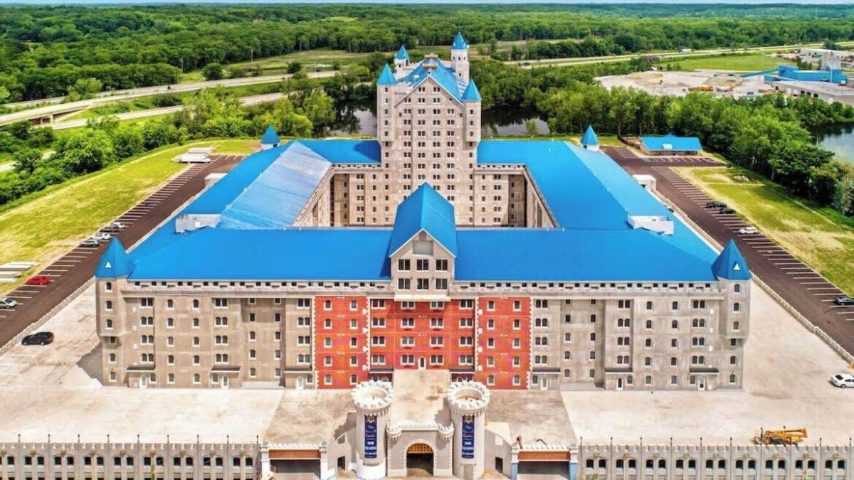 Grandville Apartment | Spacious 6BR 6BA Grand Castle Apartment Near Downtown