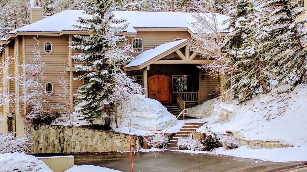 Mammoth Lakes Cabin | Spacious 6BR/6BA Retreat-Steps to Canyon Lodge w/Private Hot Tub, Sauna & Decks
