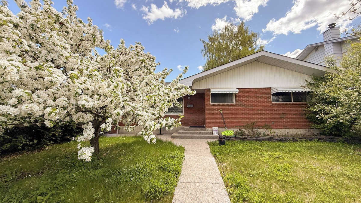 Varsity House | Spacious 6BR and 2BA in Varsity – Walk to U of Calgary