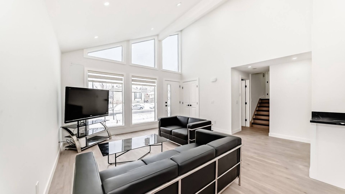 Calgary House | Spacious 6BR Home, BBQ, Backyard & A/C