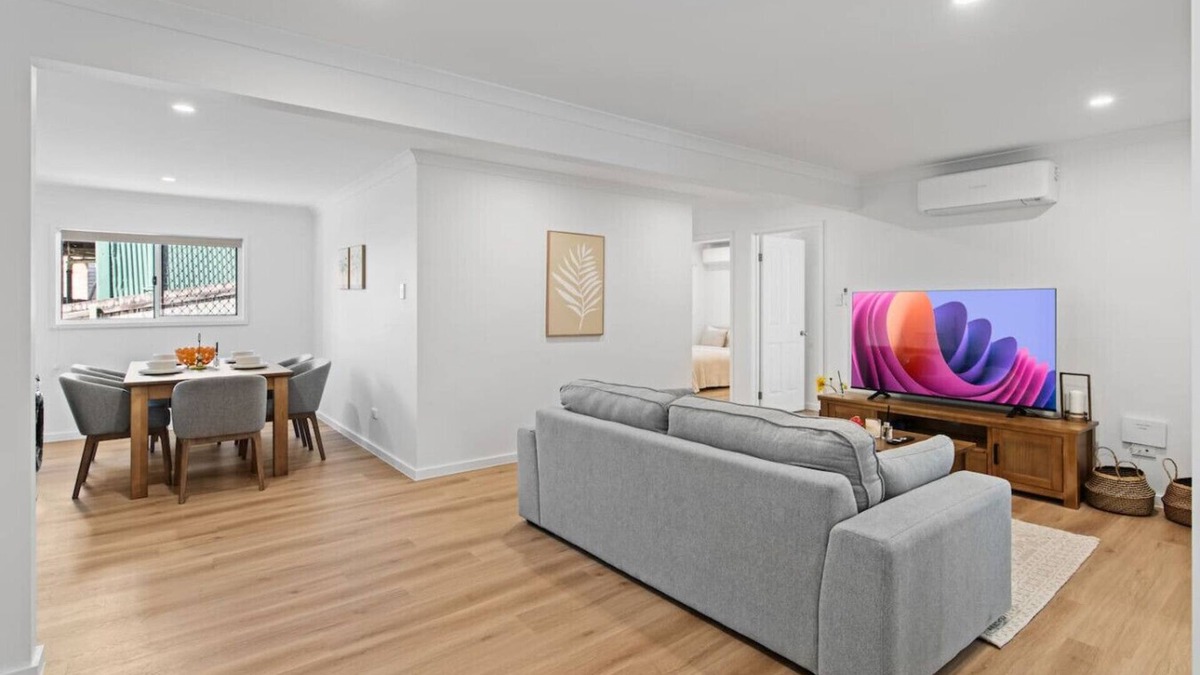 Herston House | Spacious 6BR Home Near Brisbane CBD & RBWH