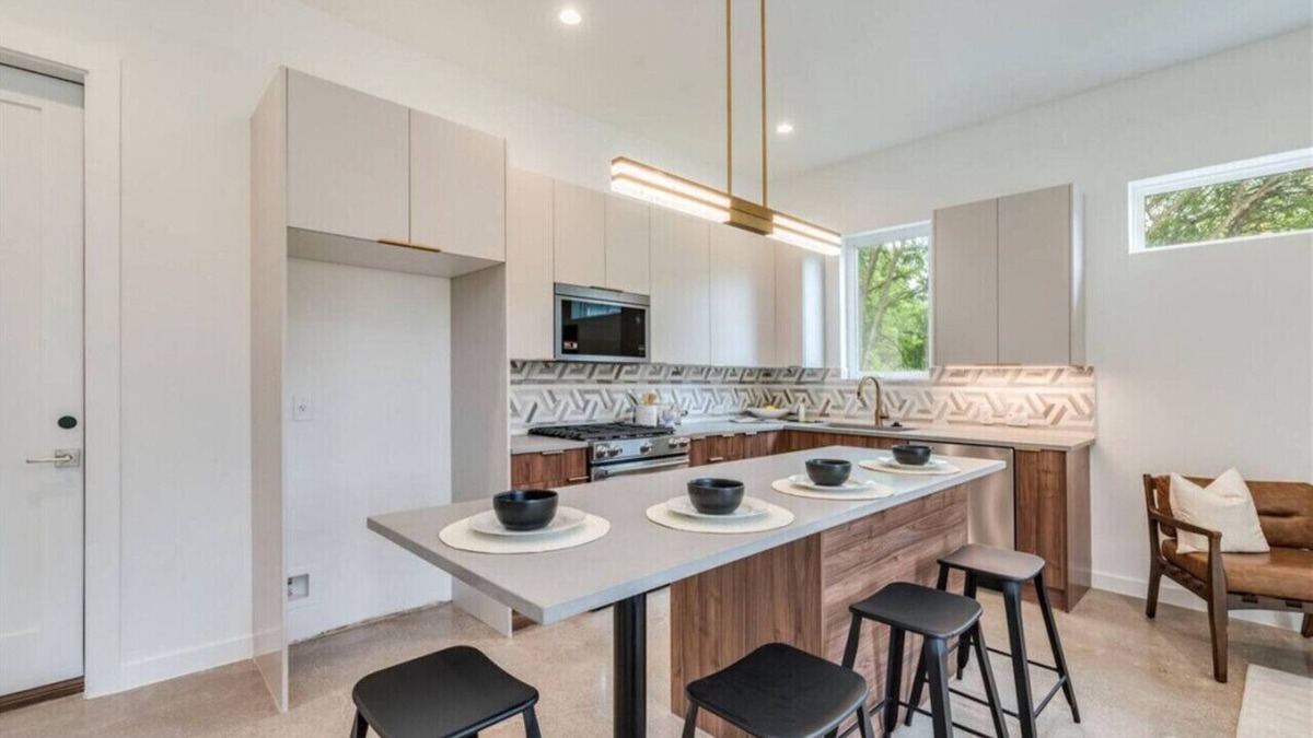 MLK House | Spacious 6BR Retreat: Two Homes Side-by-Side - Ideal for Large Groups & Families