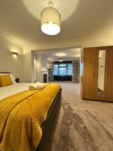 Woking Apartment | Spacious 7 Bed Home Contractor Corporate Long Stays