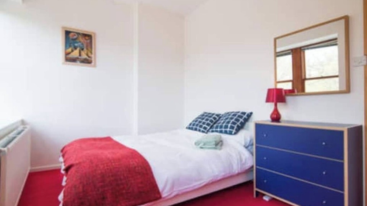 Ainley Top House | Spacious 7 Bed House Sleeps 6 - Perfect Retreat