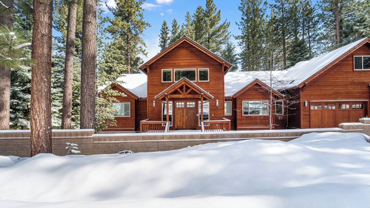 South Lake Tahoe House | Spacious 7-bedroom estate with hot tube and WiFi in delightful Lake Tahoe