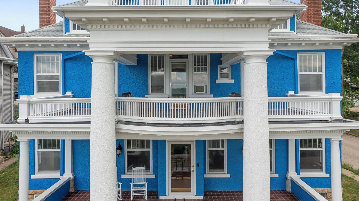 Dubuque House | Spacious 7-bedroom house- unique history, modern comforts and incredible views