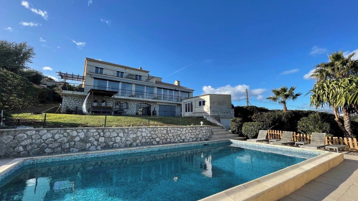 Antibes Villa | spacious 7-bedroom villa with Sea Vie, WiFi and AC in Antibes