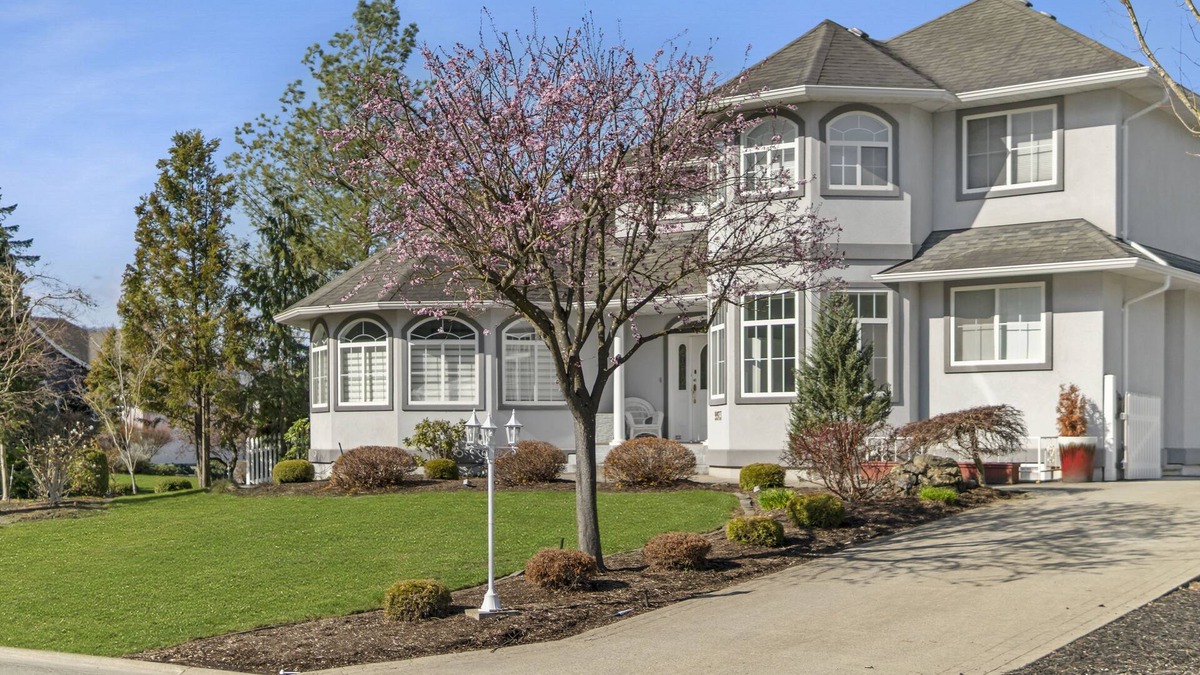 Popkum House | Spacious 7 BR House With Pool & Hot Tub Near Harrison Hot Springs