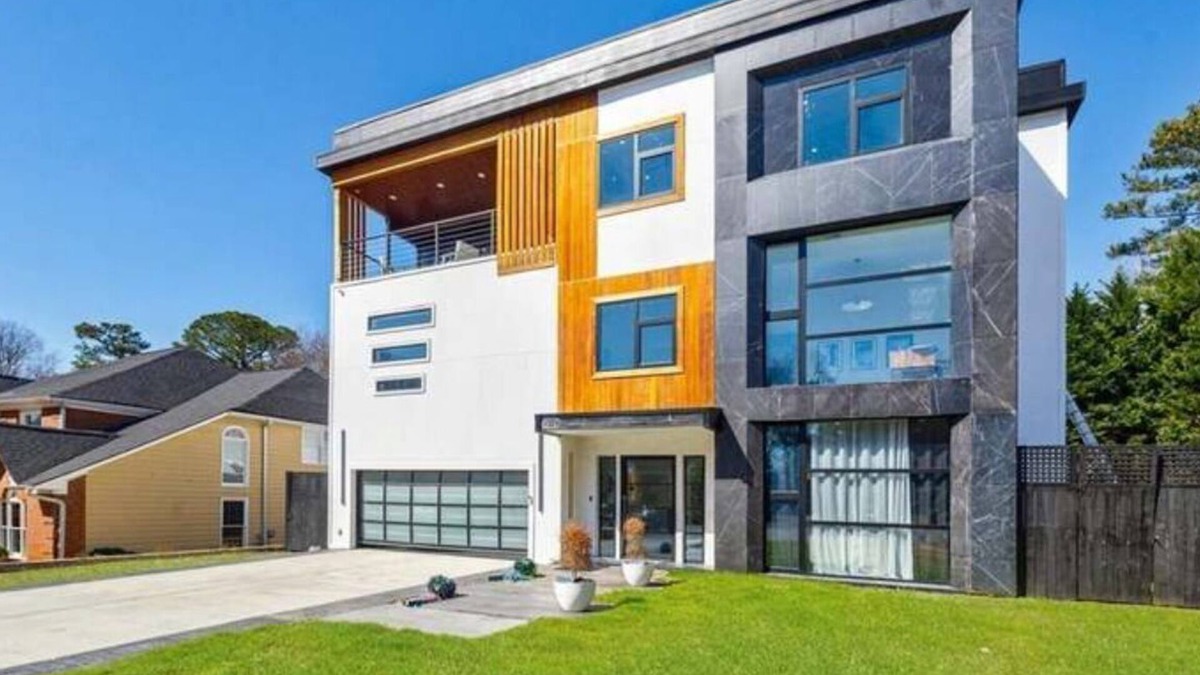 Woodstock House | Spacious 7k sq ft 6-bedroom Modern house in Marietta.