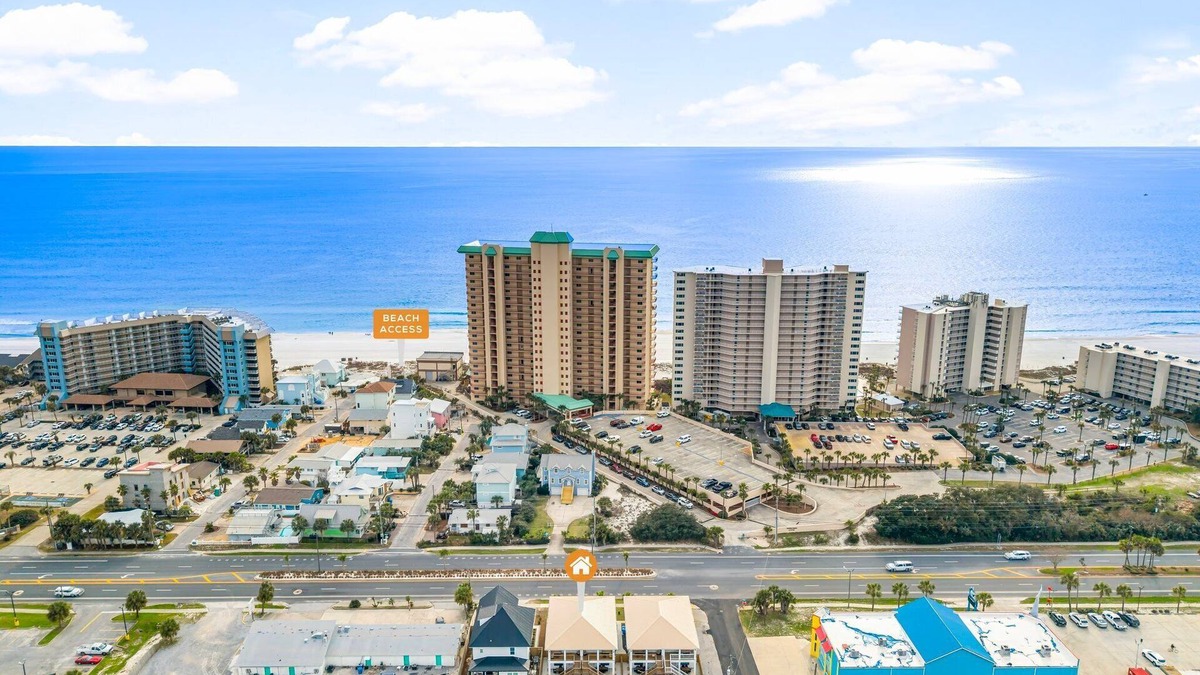 Holiday Beach House | Spacious 8-bedroom Retreat Prime Location Walk to Beach Sleeps 28