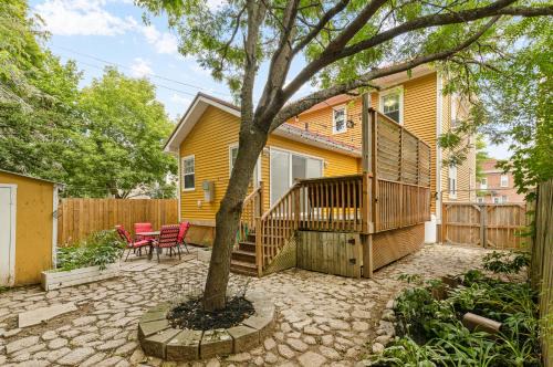 Moncton House | Spacious 8 bed stay - HOT TUB, Patio, fireplace, 3 full bathrooms private home in Moncton