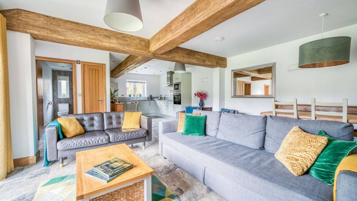 New Forest District House | Spacious 8-bedroom estate with gardens, fireplaces and room for 24