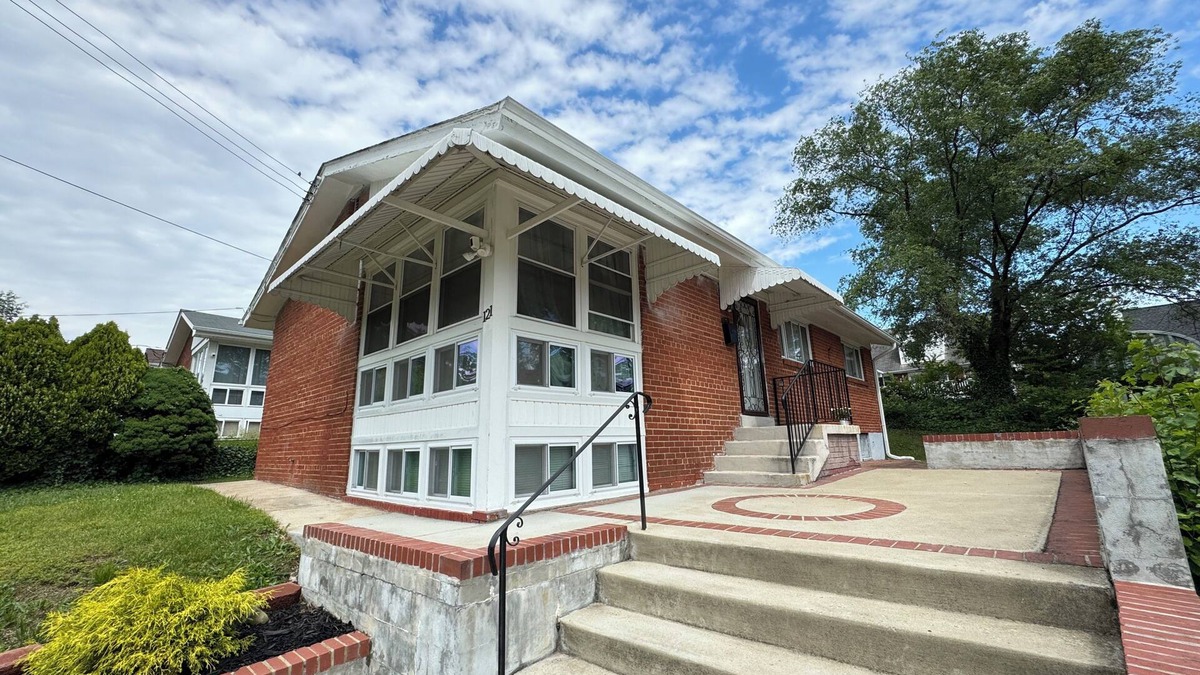 Seminary Hill House | Spacious 8-Bedroom Entire House in Alexandria